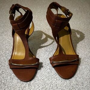 Nine West Brown T-Strap Heeled Sandals with Gold Accent Size 7